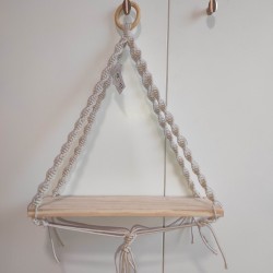 VILLAGE 3 MACRAME ΡΑΦΙ ΚΡΕΜΑΣΤΟ  ΛΕΥKO-ΔΡΥΣ 40*60EK.